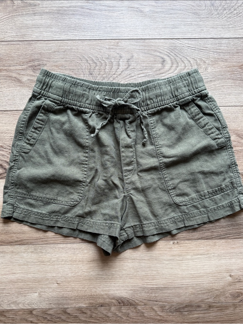 GAP Women’s Drawstring Linen Blend Shorts in Olive Green